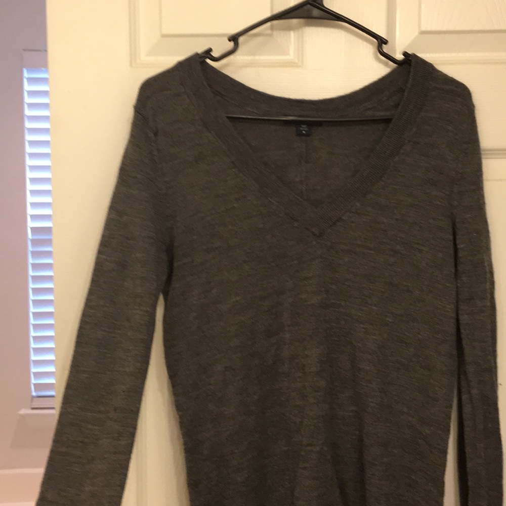 5/$20💙 Gap vneck sweater
